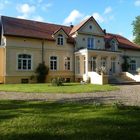 Exklusive Ferienwohnungen Im Gutshaus Viezen Bernitt Exterior photo